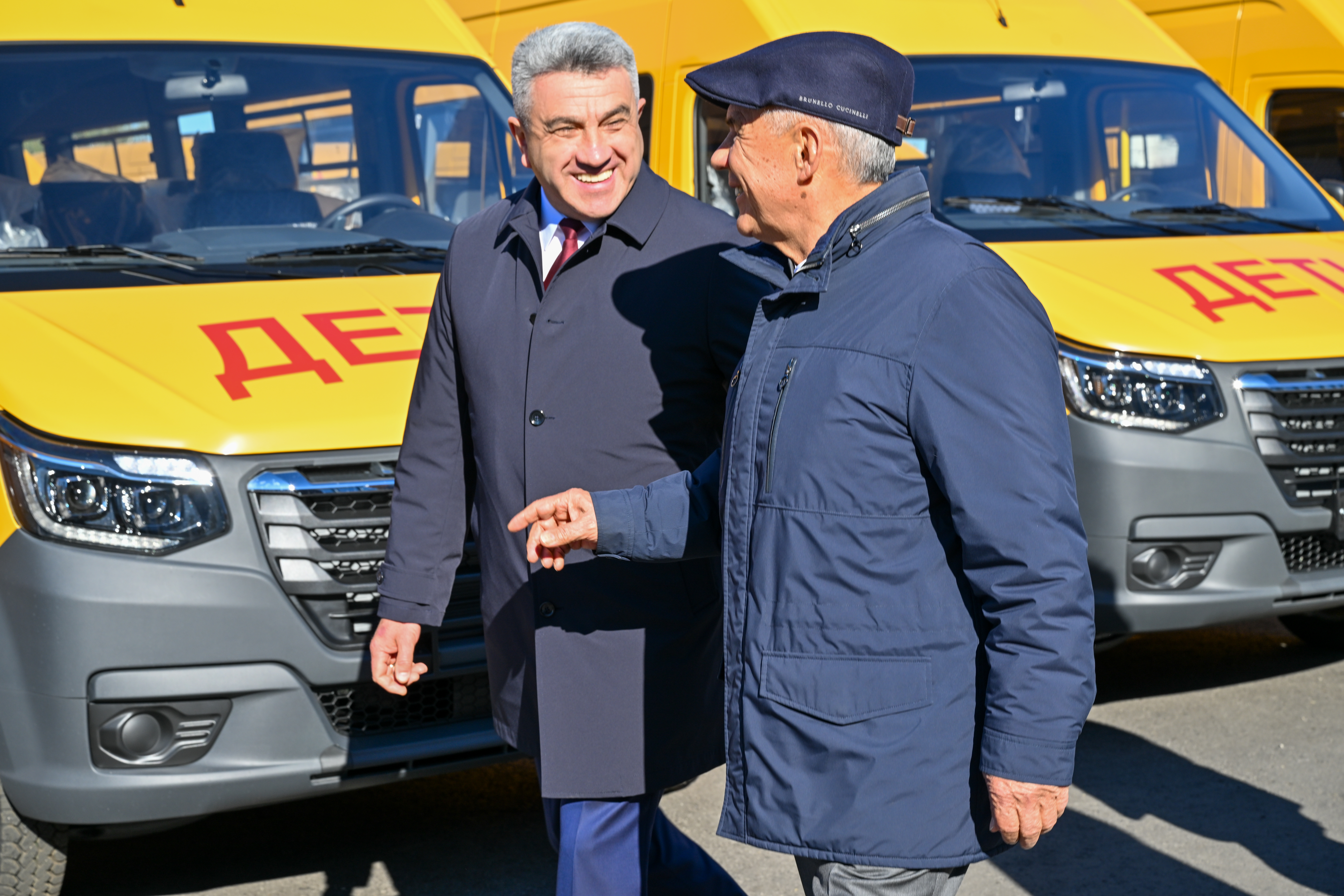 Рустам Минниханов вручил новые школьные автобусы